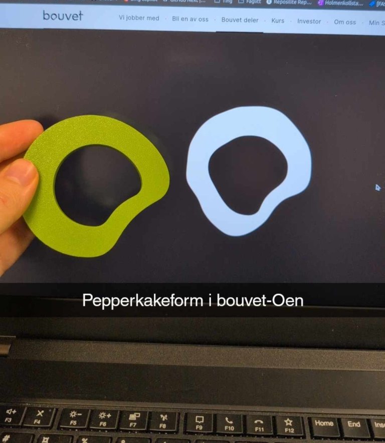 Bilde av Ane Sofie som viser frem 3D-print ab logoen vår