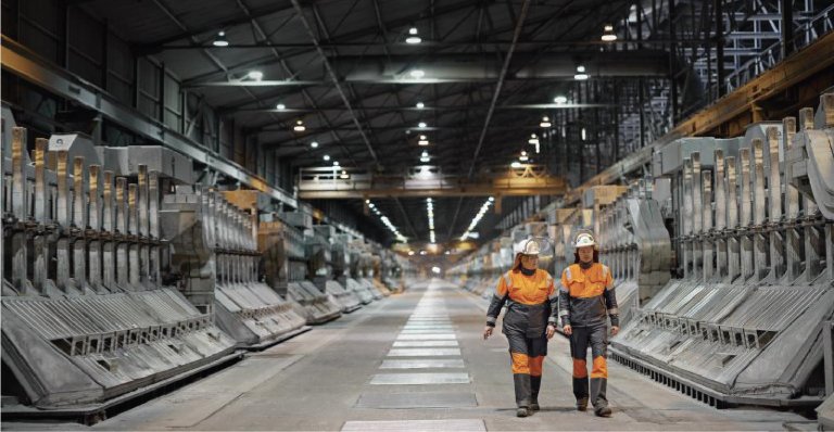 Operatører i elektrolysehallen på Hydros aluminiumsverk i Årdal. Foto Hydro